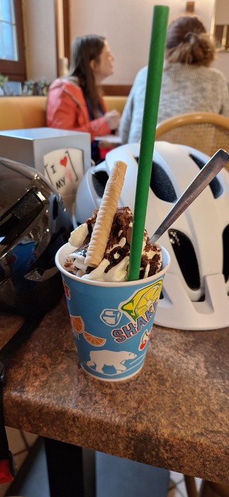 Kleine Pause: Eine wohlverdiente Eisschokolade im Eiscafé.