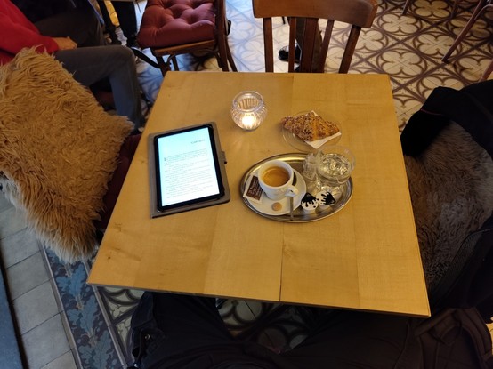 Cafe, Croissant, Tablet mit Heredero del Imperio Capítulo 3