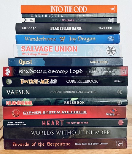 Ein Stapel guter Rollenspielbücher:

Into the Odd
Mausritter
Black Sword Hack
Blades in the Dark
Wanderhome
Salvage Union
Quest
Shadow of the Demon Lord
Fantasy AGE 2nd Edition
Vaesen
Dragonbane
Cypher Systen
Heart - The City Beneath
Worlds Without Number
Swords of the Serpentine