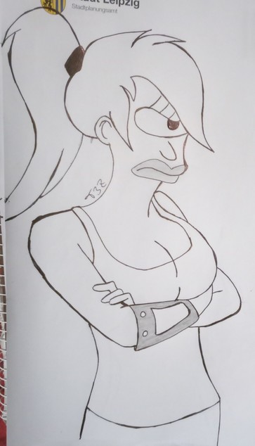Kugelschreiberzeichnung von Leela aus Futurama. Sie hat die Arme unter der Brust verschränkt und guckt wütend.