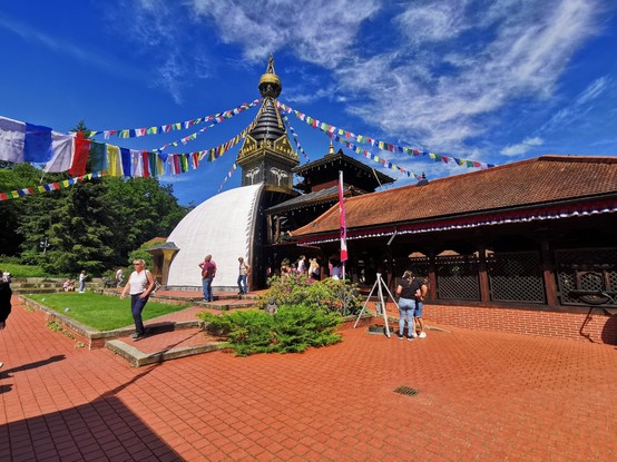 Nepal himalaya pavillon - Bunte Fahne vom Dach, weg aus roten  Pflastersteinen, Gartenanlage