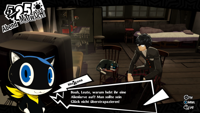 Screenshot aus Persona 5: Die sprechende schwarze Katze Morgana schaut mit einem dunkelhaarigen Schüler mit Brille einen unheimlichen Film. Morganas Kommentar dazu: 