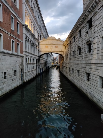 Die Seufzerbrücke in Venedig bei Sonnenuntergang, der Himmel ist wolkig und spiegelt sich im Wasser des Kanals.

(Eigentlich wollte ich hier ein Bild der Rialtobrücke anhängen, stelle nun aber fest, dass ich gar keins gemacht habe... Darum halt dieses Bild. Grund: die 