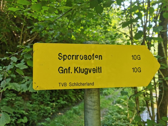 Wanderwegschild in Gelb, Richtung Sporiroaofen und Gnf. Klugveitl. 
